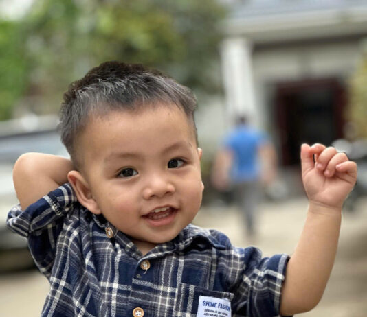 Người hùng nhí gần 3 tuổi cứu bạn bị đuối nước