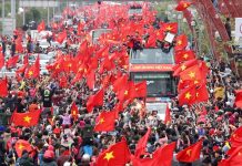 Thế giới kinh ngạc trước ‘thác đỏ’ người chào đón U23 Việt Nam