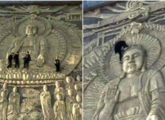 Khách Trung quốc trèo lên bức điêu khắc Phật khổng lồ