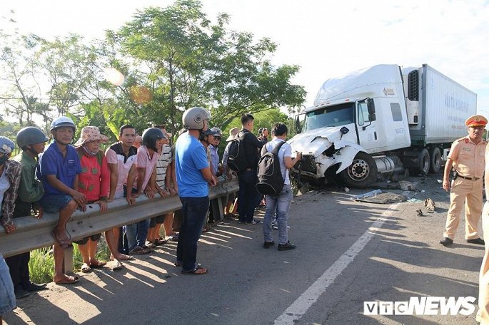 Tai nan tham khoc giua xe ruoc dau voi container o Quang Nam, 13 nguoi chet hinh anh 2