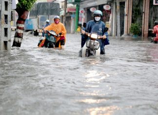 TP HCM: Ngập kinh hãi ở quận Thủ Đức sau cơn mưa xối xả