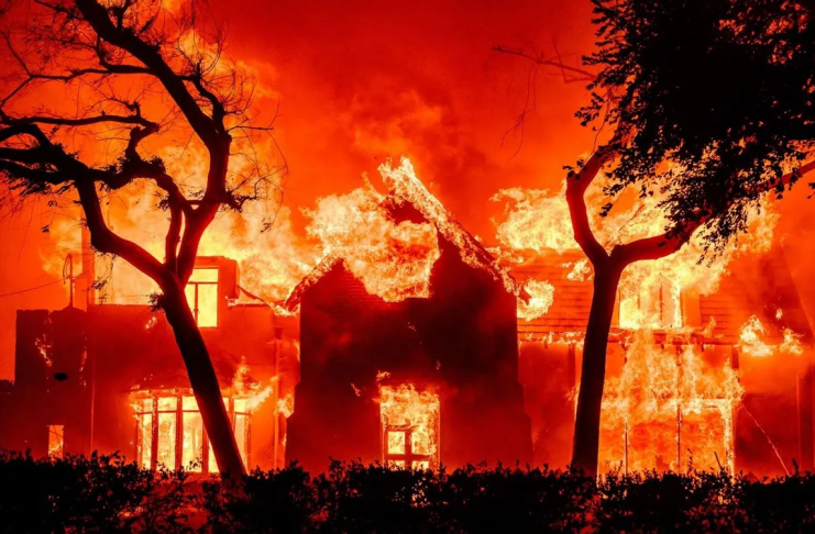 Hàng loạt biệt thự triệu USD của sao Hollywood bị thiêu rụi trong cháy rừng kinh hoàng tại Los Angeles
